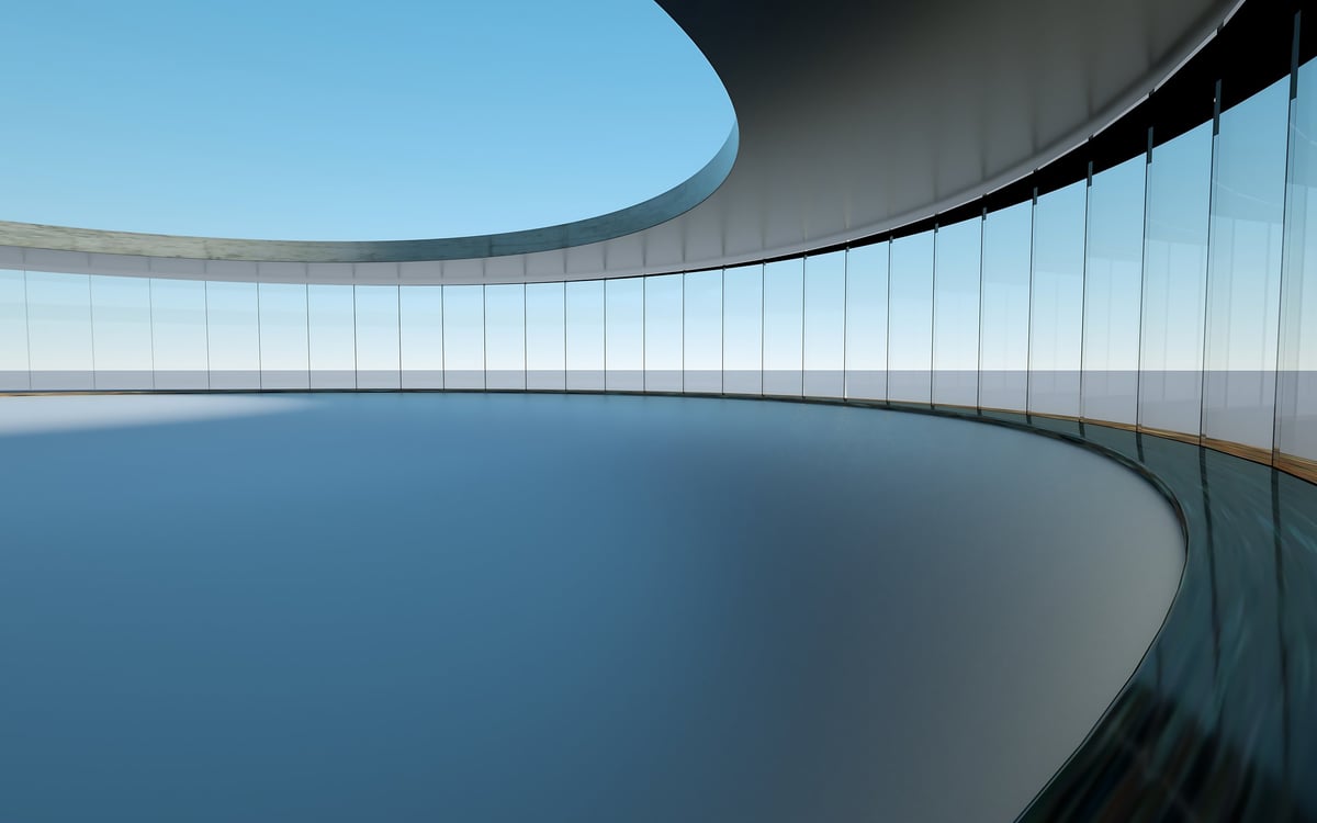 Moderne Gebäudearchitektur mit Glasfassade und Umgebung
